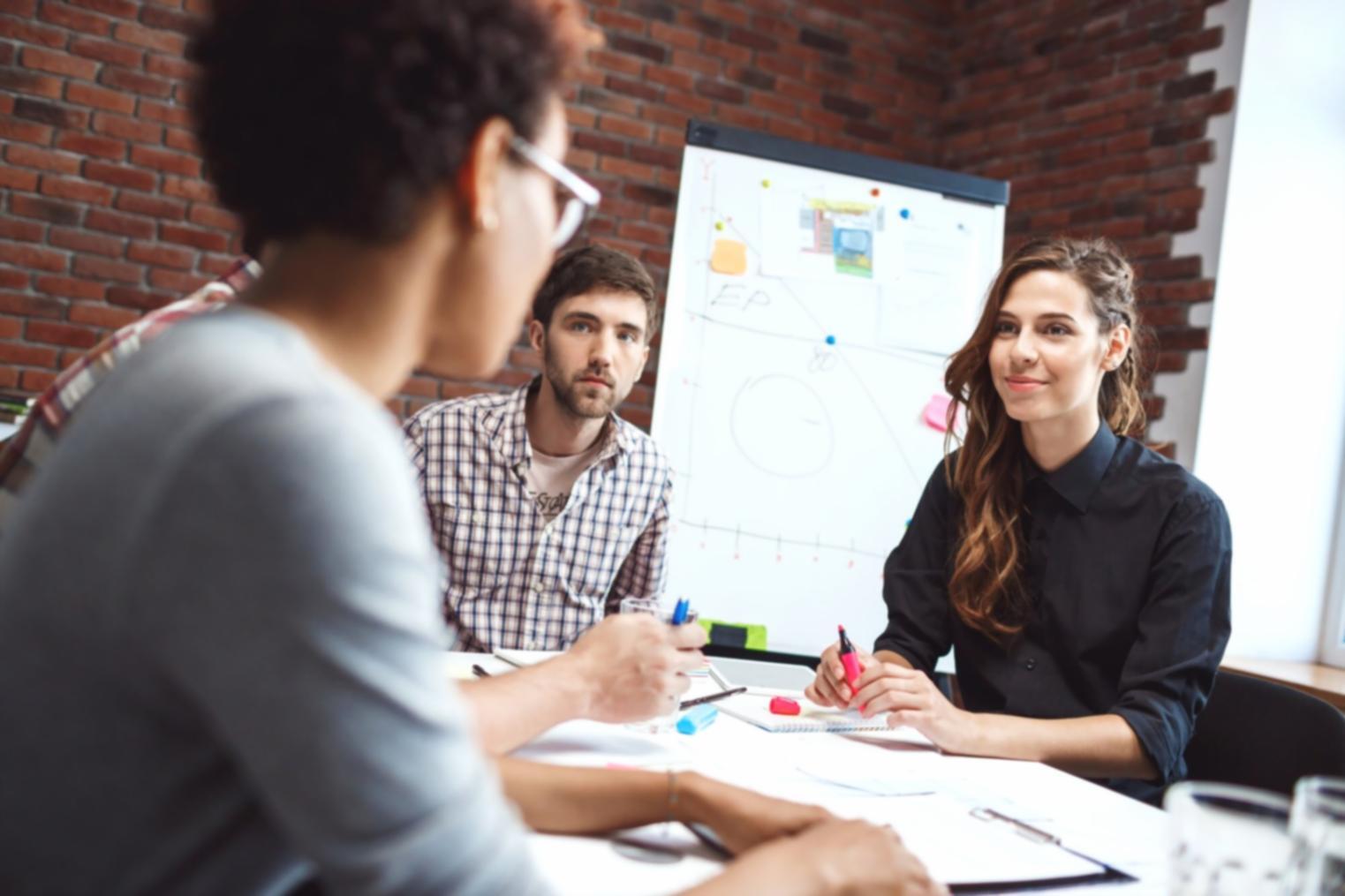 Équipe de consultants solviarpex travaillant sur un projet client